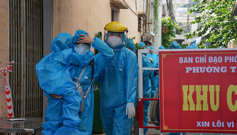 Lực lượng y tế sơ tán người dân tại điểm dân dư phát hiện ca mắc COVID-19 mới trên địa bàn TP Đà Nẵng
