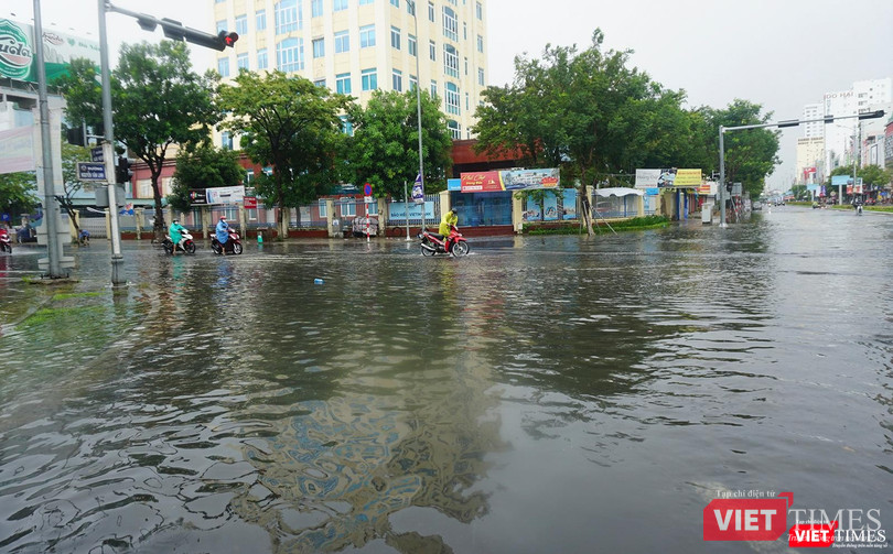 Đường Nguyễn Văn Linh (Đà Nẵng) biến thành sông sau cơn mưa