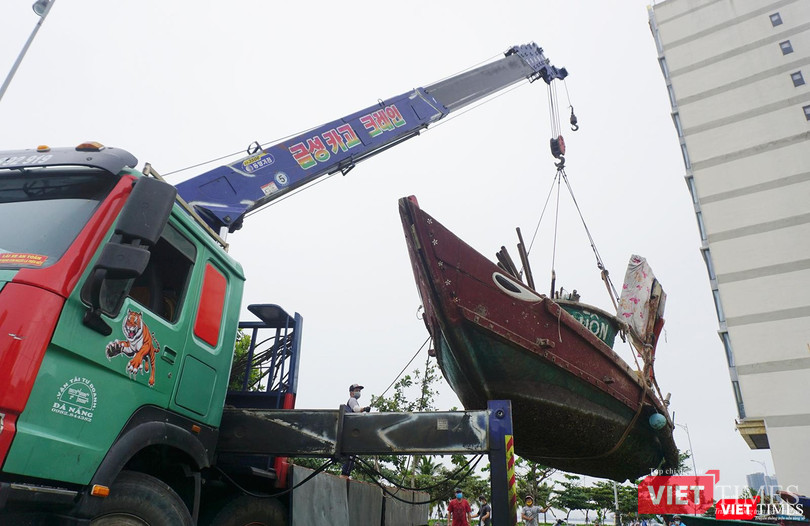 Ngư dân Đà Nẵng cẩu tàu thuyền lên bờ tránh bão số 5