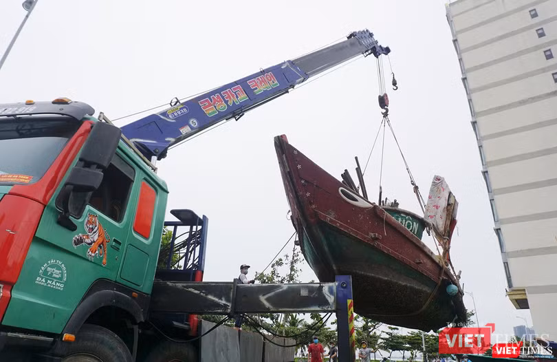 Ngư dân Đà Nẵng cẩu tàu thuyền lên bờ tránh bão số 5