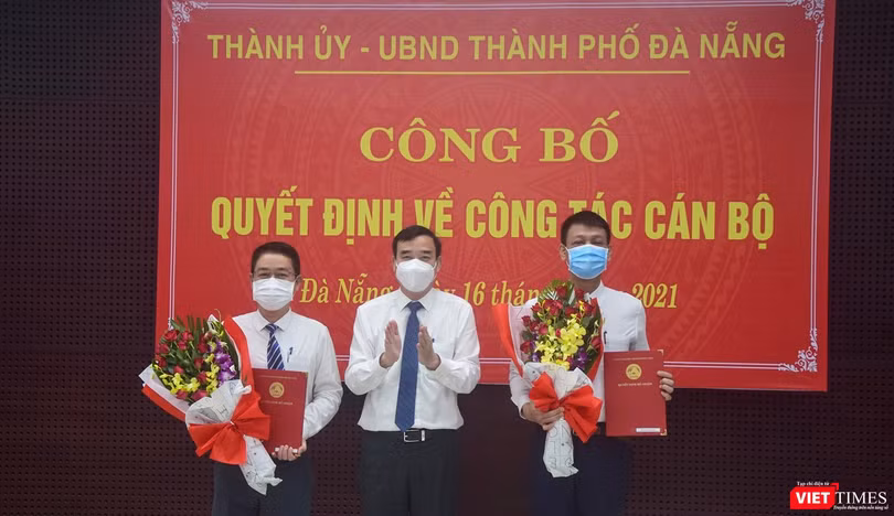 Ông Lê Trung Chinh - Chủ tịch UBND TP Đà Nẵng trao hoa chúc mừng ông Nguyễn Hà Nam (bìa phải) và ông Nguyễn Hà Bắc (bìa trái) nhận nhiệm vụ mới