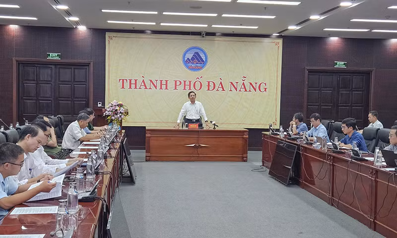 Phó Chủ tịch UBND TP Đà Nẵng Trần Nam Hưng chủ trì cuộc họp khẩn về công tác ứng phó bão số 10 (bão Bualoi), kết nối trực tuyến đến tất cả xã, phường và đặc khu.