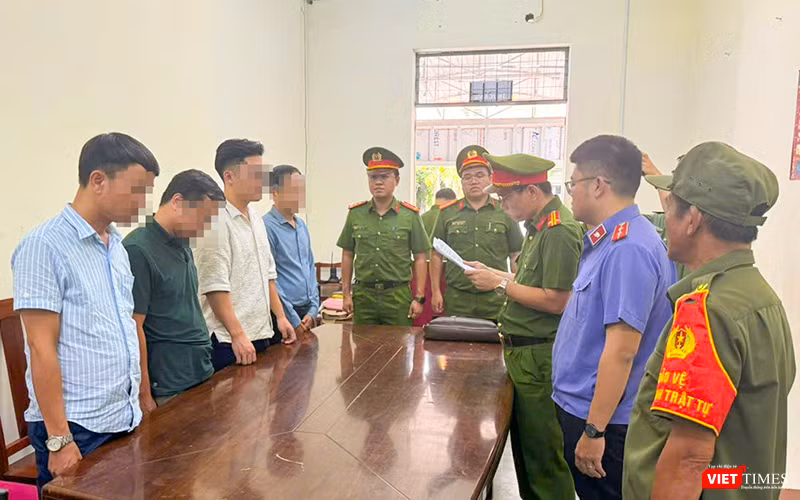 Cơ quan Cảnh sát điều tra, Phòng Cảnh sát kinh tế Công an thành phố Đà Nẵng tống đạt quyết định khởi tố đối với các bị can. Ảnh Công an cung cấp.