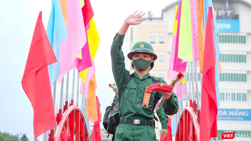 Tân binh đi qua cầu vinh quang trong lễ giao nhận quân năm 2022 tại Đà Nẵng