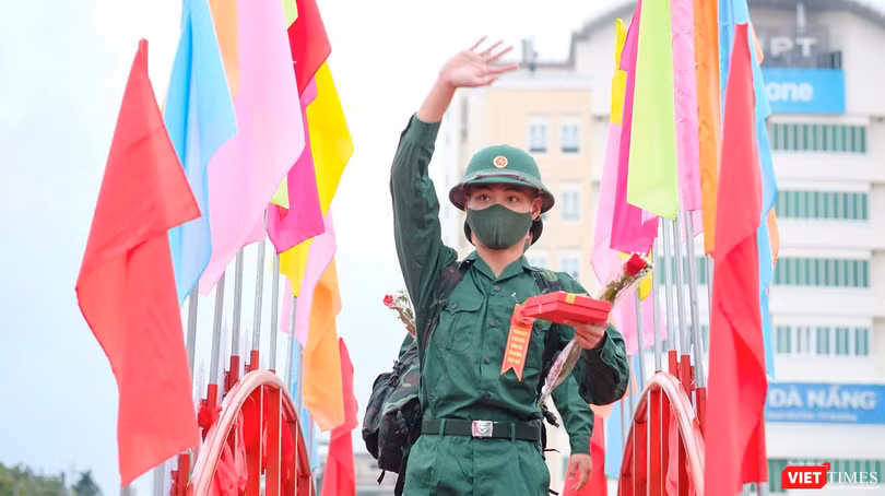 Tân binh đi qua cầu vinh quang trong lễ giao nhận quân năm 2022 tại Đà Nẵng