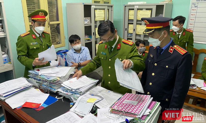 Cơ quan Công an Thừa Thiên Huế khám xét nơi làm việc của ông Hà Thúc Nhật - Kế toán trưởng kiêm Trưởng phòng Tài chính kế toán CDC tỉnh Thừa Thiên Huế.