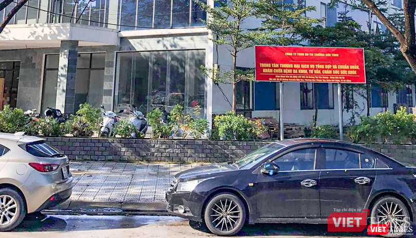 Bệnh viện Hoà Hảo với bảng hiệu Trung tâm chuẩn đoán khám chữa bệnh do Công ty TNHH Dịch vụ và thương mại Trường Sơn Tùng làm chủ đầu tư