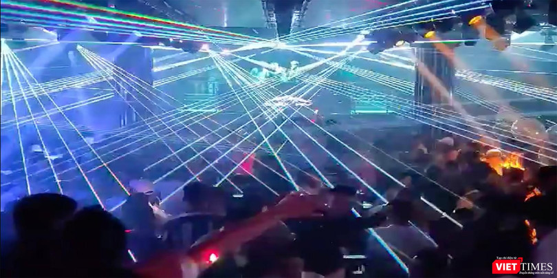 Bên trong một quán bar (ảnh minh hoạ)