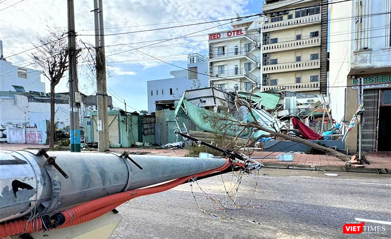 Cột điện tại phường Quy Nhơn, tỉnh Gia Lai bị bão số 13 quật ngã.