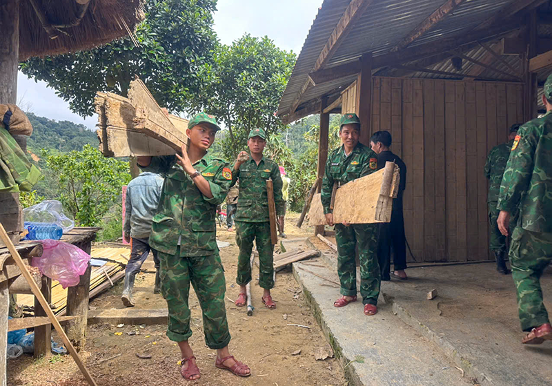 UBND TP Đà Nẵng vừa có hướng dẫn hỗ trợ khẩn cấp nhằm khắc phục hậu quả thiên tai (đợt 1) đối với các xã phường, đặc khu bị thiệt hại do bão lũ trên địa bàn.