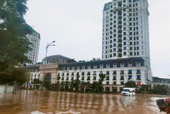 Chung cư The Manor Crowm Huế bị nước lũ bao vây.