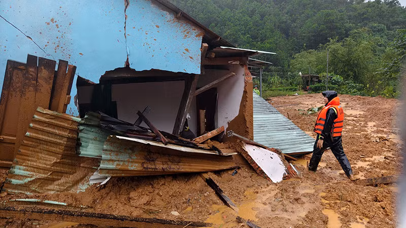 Sạt lở khiến nhà dân ở thôn Atếêp, xã A Vương, thành phố Đà Nẵng bị sập.