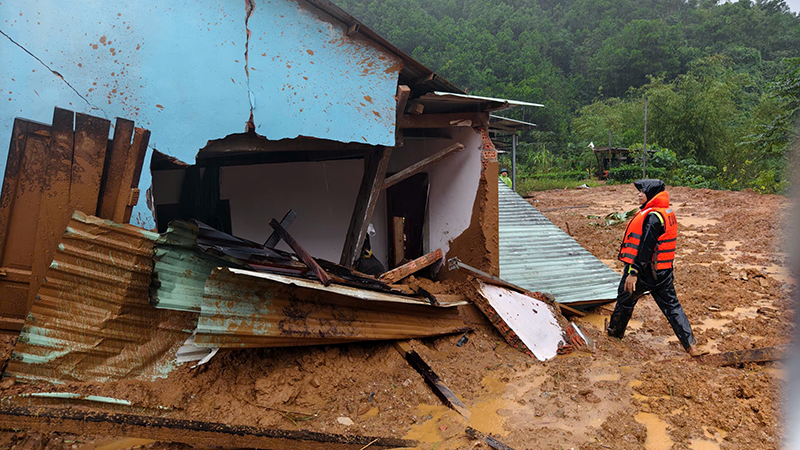 Sạt lở khiến nhà dân ở thôn Atếêp, xã A Vương, thành phố Đà Nẵng bị sập.