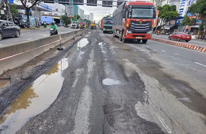 Ql14B đoạn qua phường An Hải, TP Đà Nẵng bị hư hỏng nặng sau mưa kéo dài.