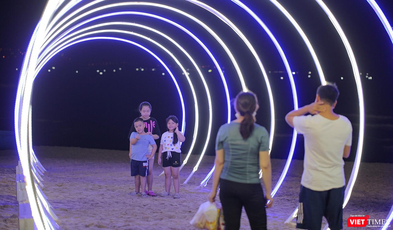 Du khách hứng thú checkin với dịch vụ biển du lịch đêm Mỹ An (Đà Nẵng)