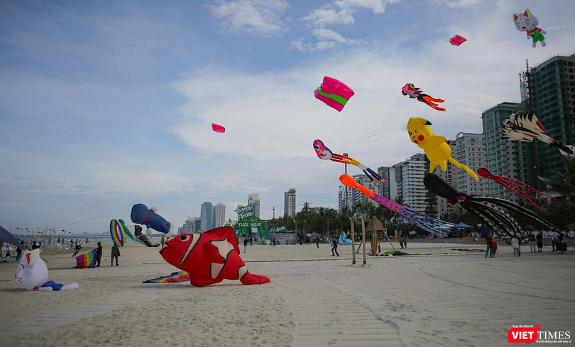 Biển Đà Nẵng vào mùa du lịch