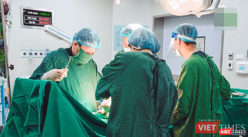 Ê - kíp bác sĩ Bệnh viện đa khoa quốc tế Thu Cúc (Hà Nội) đang phẫu thuật cho bậnh nhân H.