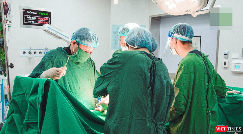 Các bác sĩ của Bệnh viện Từ Dũ và Bệnh viện Nhi Đồng 1 TP HCM vừa thực hiện thành công ca thông tim can thiệp xuyên tử cung cứu sống bào thai bị tim bẩm sinh rất nặng.