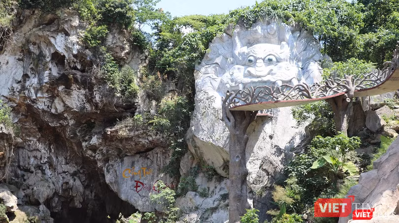 Phù điêu hình rồng và chữ được chủ đầu tư khắc tạc và thân Di tích lịch sử Hang Gợp