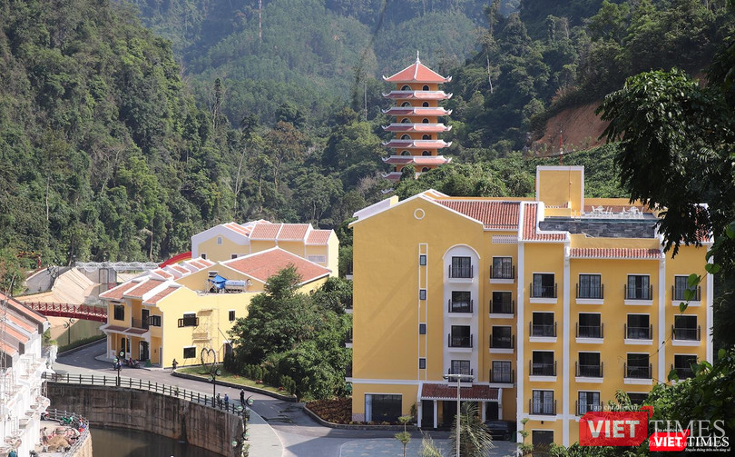 Những khối bê tông khô cứng cùng lối kiến trúc xa lạ với văn hoá bản địa giữa đại ngàn Trường Sơn