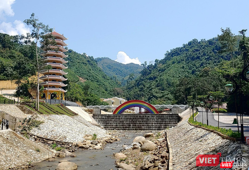 Dòng suối Bhơm Lom, một bộ phận cấu thành cùng Di tích Lịch sử Hang Gợp được chủ đầu tư bê tông hoá 2 bên bờ và đổi tên thành sông Ngân để khai thác du lịch Dòng suối Bhơm Lom, một bộ phận cấu thành cùng Di tích Lịch sử Hang Gợp được chủ đầu tư bê tông hoá 2 bên bờ và đổi tên thành sông Ngân để khai thác du lịch
