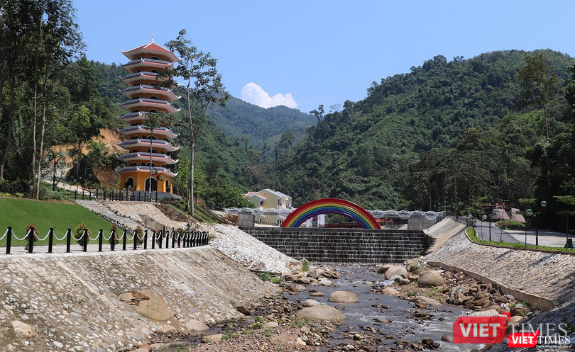 Dòng suối Bhơm Lom bị bê tông hoá và lắp dựng nhiều công trình kiến trúc ngoại lai.