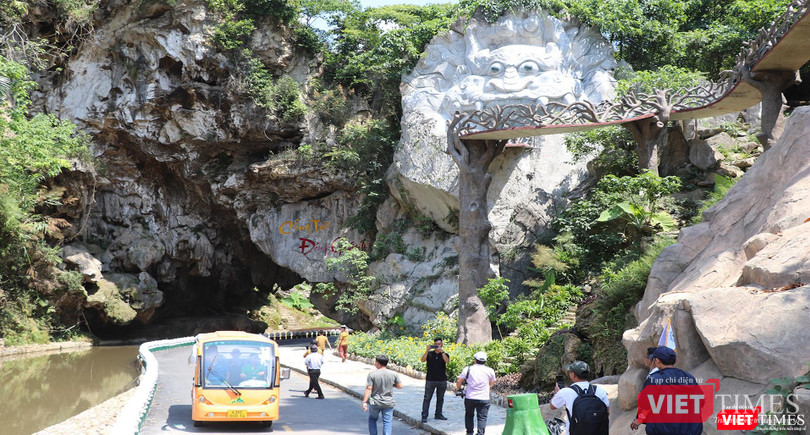 Dòng suối Bhơm Lom chảy ngang qua danh thắng Cổng trời bị thu hẹp, đục ngầu, nhường chỗ cho con đường bê tông đâm thẳng vào hang