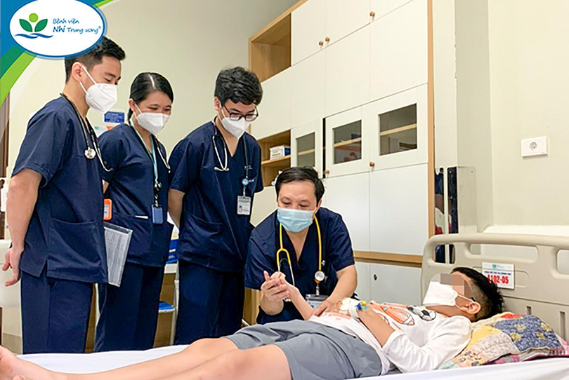 TS.BS Lê Ngọc Duy – Trưởng khoa Cấp cứu Chống độc, Bệnh viện Nhi Trung ương thăm khám cho bệnh nhi bị thú cưng là rắn lục đuôi đỏ cắn (ảnh bệnh viện cung cấp) TS.BS Lê Ngọc Duy – Trưởng khoa Cấp cứu Chống độc, Bệnh viện Nhi Trung ương thăm khám cho bệnh nhi bị thú cưng là rắn lục đuôi đỏ cắn (ảnh bệnh viện cung cấp)