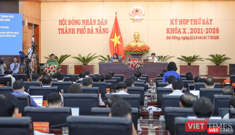 Quang cảnh phiên chất vấn tại kỳ họp thứ 7, HĐND TP Đà Nẵng khoá X