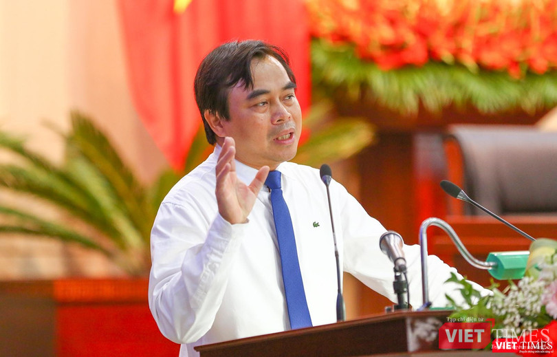 Ông Tô Văn Hùng Hùng - Giám đốc Sở TN&MT Đà Nẵng trả lời chất vấn của đại biểu HĐND TP tại kỳ họp thứ 7, HĐND TP Đà Nẵng khóa X. Ông Tô Văn Hùng Hùng - Giám đốc Sở TN&MT Đà Nẵng trả lời chất vấn của đại biểu HĐND TP tại kỳ họp thứ 7, HĐND TP Đà Nẵng khóa X.