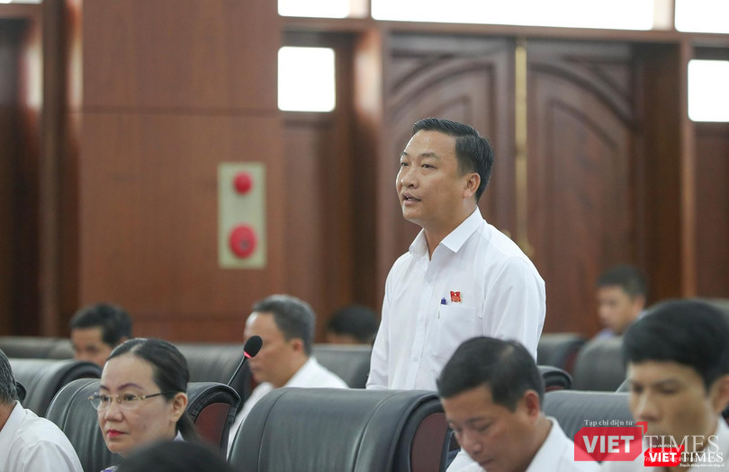 Đại biểu Nguyễn Mạnh Dũng chất vấn ông Phạm Tấn Xử - Giám đốc sở VH-TT TP Đà Nẵng