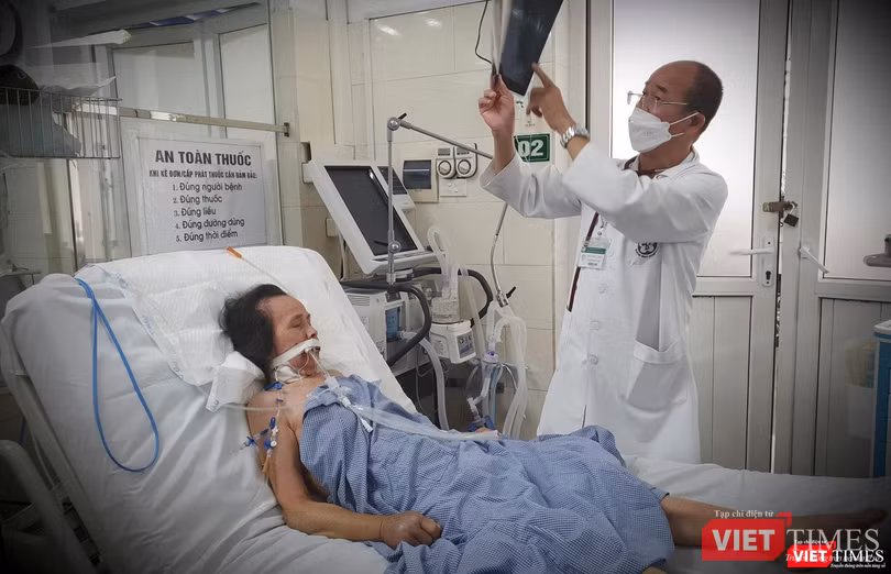 PGS.TS Đỗ Duy Cường - Giám đốc Trung tâm Bệnh nhiệt đới Bệnh viện Bạch Mai kiểm tra phim chụp của bệnh nhân sốt mò điều trị tại Trung tâm (ảnh BV cung cấp)