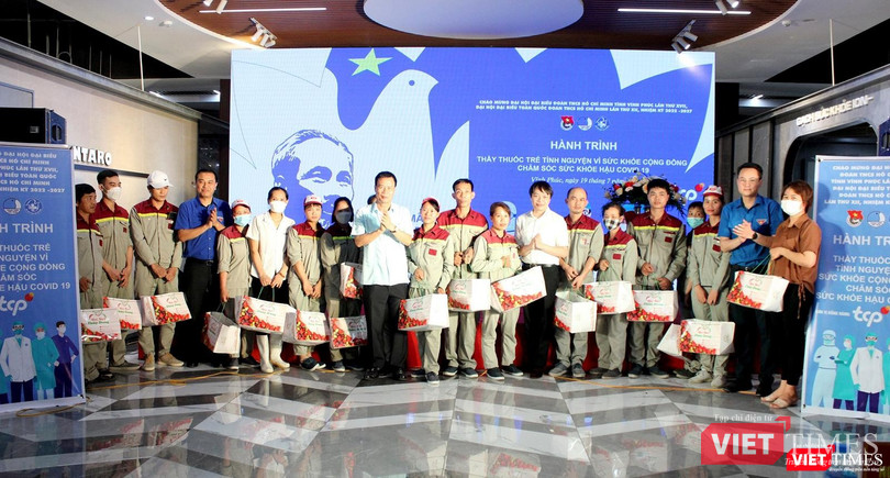 Đại diện Ban tổ chức tặng quà cho các công nhân có hoàn cảnh khó khăn