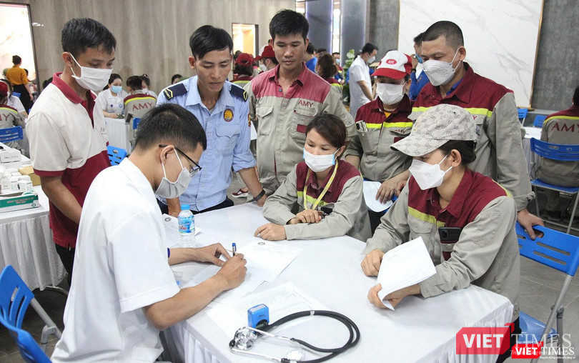 Bác sĩ kiểm tra thông tin thăm khám