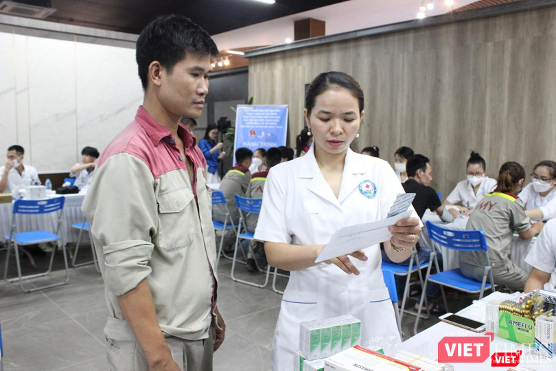 Bác sĩ hướng dẫn sử dụng thuốc