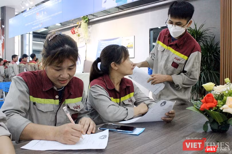 Các công nhân làm thủ tục