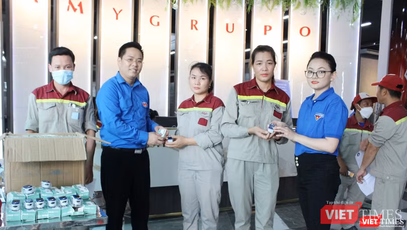 Cấp phát thuốc cho công nhân