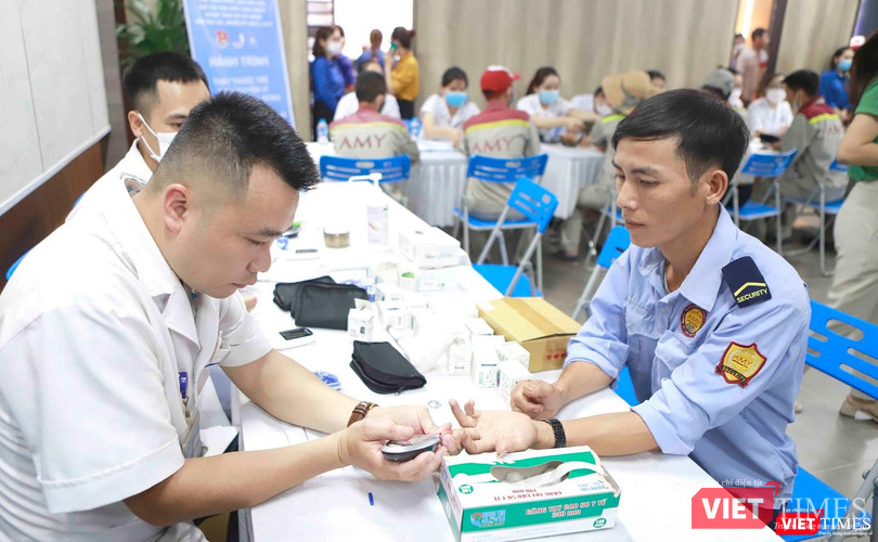 Các bác sĩ kiểm tra lượng Oxy trong máu