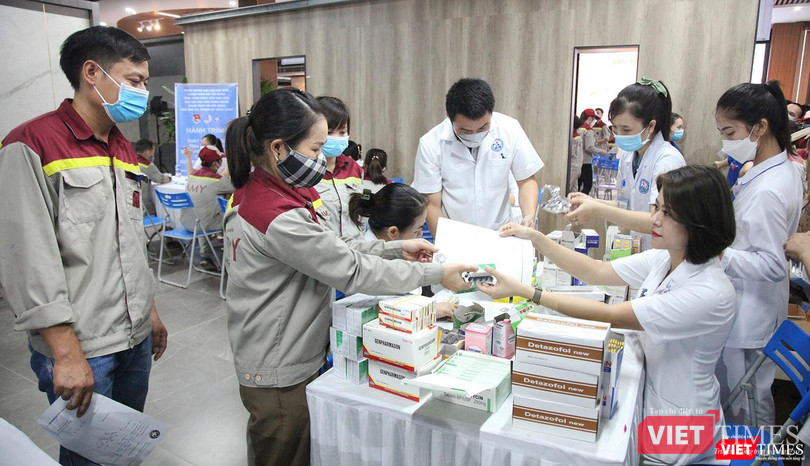 Lực lượng bác sĩ cấp phát thuốc cho công nhân