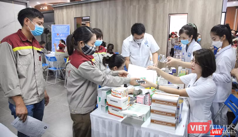 Lực lượng bác sĩ cấp phát thuốc cho công nhân