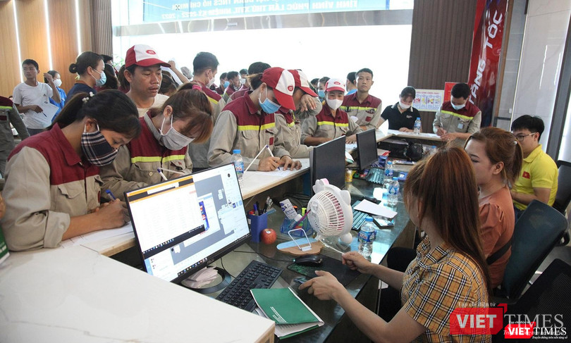 Công nhân đăng ký thăm khám miễn phí theo chương trình