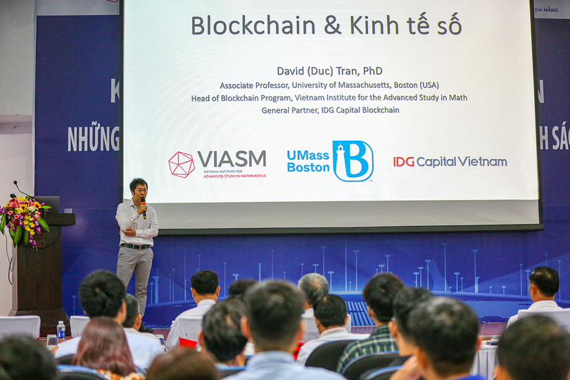 GS.David (Đức) Trần – Đại học Massachusetts (Mỹ) trình bày bài giảng mang chủ đề "Blockchain và kinh tế số"