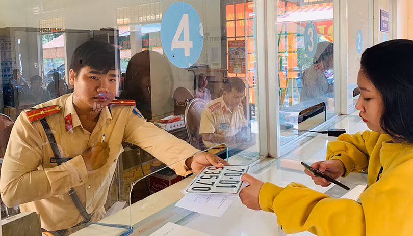 Lực lượng CSGT cấp biển số phương tiện cho người dân (Ảnh Chinhphu.vn)