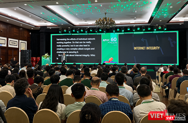 Bà Leslie Daigle, Giám đốc Kỹ thuật &amp; Giám đốc Chương trình Toàn vẹn Internet, Global Cyber Alliance trình bày tại phiên toàn thể về các vấn đề về Internet toàn cầu.