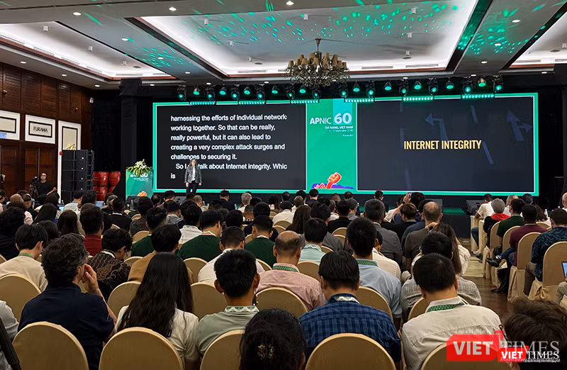 Bà Leslie Daigle, Giám đốc Kỹ thuật &amp; Giám đốc Chương trình Toàn vẹn Internet, Global Cyber Alliance trình bày tại phiên toàn thể về các vấn đề về Internet toàn cầu.