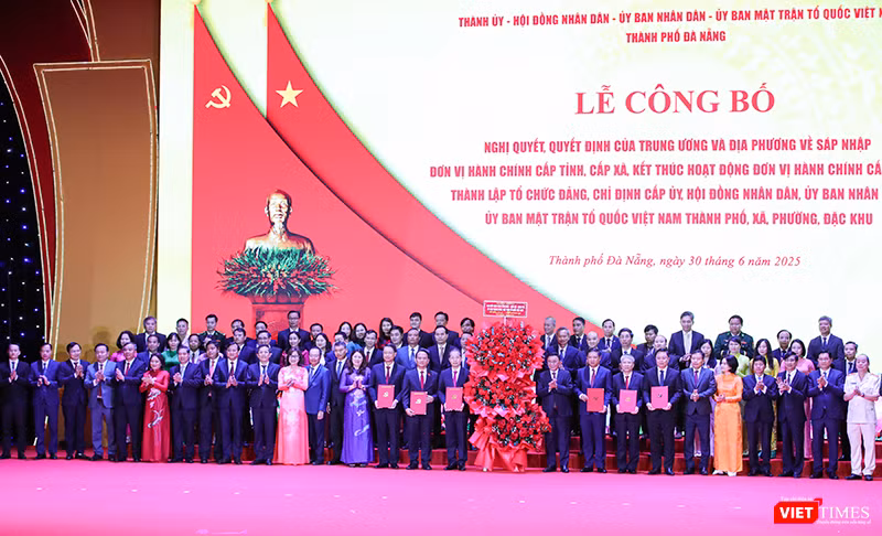 Ông Trần Cẩm Tú, Ủy viên Bộ Chính trị, Thường trực Ban Bí thư trao quyết định và tặng hoa cho các cá nhân trong Ban Thường vụ Thành uỷ Đà Nẵng mới.