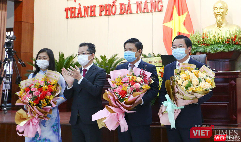 Ông Nguyễn Văn Quảng-Bí thư Thành uỷ Đà Nẵng tặng hoa chúc mừng tân Chủ tịch HĐND TP và các Phó Chủ tịch HĐND TP Đà Nẵng khoá X