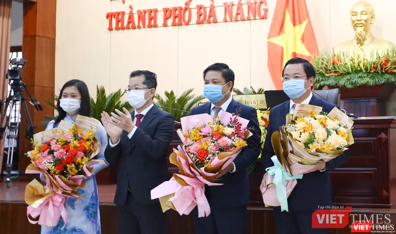 Ông Nguyễn Văn Quảng-Bí thư Thành uỷ Đà Nẵng tặng hoa chúc mừng tân Chủ tịch HĐND TP và các Phó Chủ tịch HĐND TP Đà Nẵng khoá X