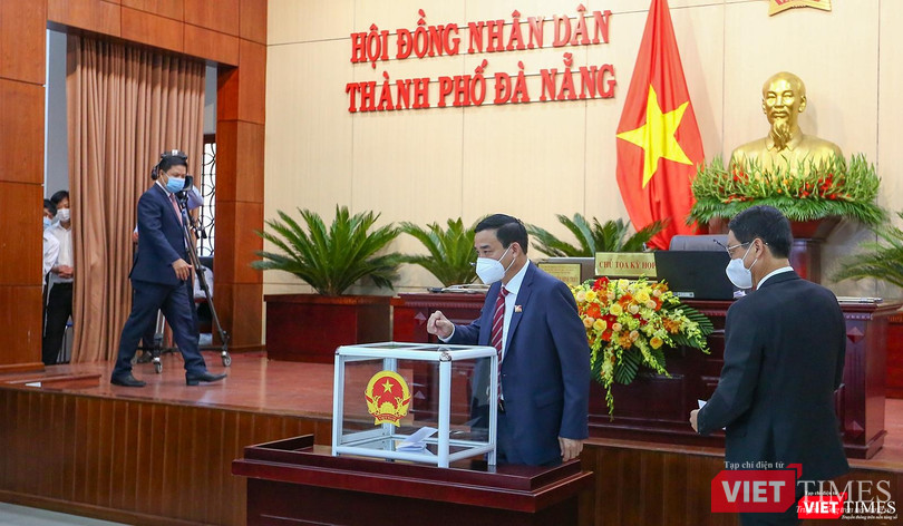 Ông Lê Trung Chinh - Chủ tịch UBND TP Đà Nẵng cùng các đại biểu bỏ phiếu bầu chức danh Chủ tịch HĐND TP Đà Nẵng khoá X Ông Lê Trung Chinh - Chủ tịch UBND TP Đà Nẵng cùng các đại biểu bỏ phiếu bầu chức danh Chủ tịch HĐND TP Đà Nẵng khoá X