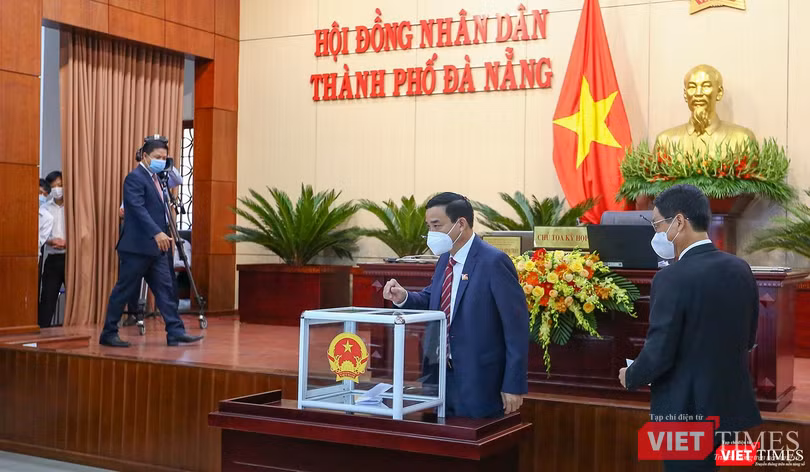 Ông Lê Trung Chinh - Chủ tịch UBND TP Đà Nẵng cùng các đại biểu bỏ phiếu bầu chức danh Chủ tịch HĐND TP Đà Nẵng khoá X